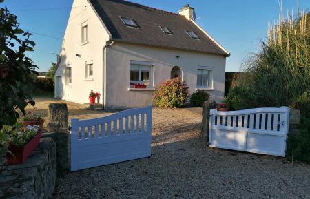 G&icirc;te n&deg;22G131088 Pleubian - C&ocirc;tes d'Armor - Portail du g&icirc;te donnant sur un petit chemin