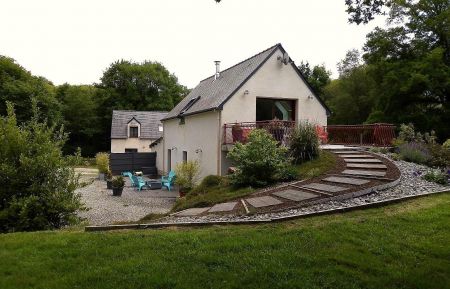 G&icirc;te n&deg;22G431602 Tr&eacute;morel - C&ocirc;tes d'Armor - Le g&icirc;te L'&eacute;tang, vu du bord de l'&eacute;tang.