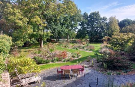 G&icirc;te n&deg;22G152214 Saint-Clet - C&ocirc;tes d'Armor - Une terrasse de 50 m2 privative donne sur le jardin paysag&eacute; et partag&eacute; de 4000m2. Un grand parasol est &agrave; disposition, transats et table pour 6 personnes.