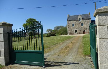 G&icirc;te n&deg;22G160104 Bringolo - C&ocirc;tes d'Armor - En franchissant le portail, pr&eacute;parez-vous &agrave; d&eacute;couvrir votre h&eacute;bergement de caract&egrave;re : un manoir datant du 16&egrave;me si&egrave;cle !