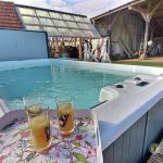 SPA avec nage &agrave; contre courant priv&eacute; &agrave; la location de 4.30 m X 2.30 m, chauff&eacute; entre 30&deg; et 34&deg; toute l'ann&eacute;e.