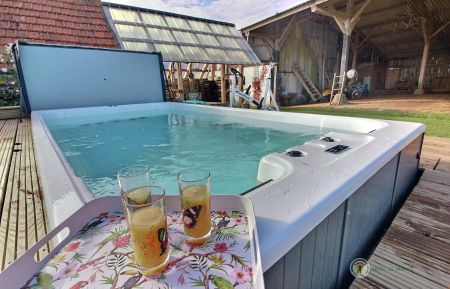 G&icirc;te n&deg;22G110439 Plestin-les-Gr&egrave;ves - C&ocirc;tes d'Armor - SPA avec nage &agrave; contre courant priv&eacute; &agrave; la location de 4.30 m X 2.30 m, chauff&eacute; entre 30&deg; et 34&deg; toute l'ann&eacute;e.