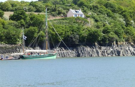 G&icirc;te n&deg;22G140636 Plourivo - C&ocirc;tes d'Armor - Le g&icirc;te La Vigie en surplomb du Trieux. Le bateau La N&eacute;buleuse de Paimpol naviguait par l&agrave;.