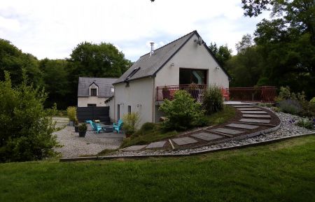 G&icirc;te n&deg;22G431602 Tr&eacute;morel - C&ocirc;tes d'Armor - le gite vue du bord de l'&eacute;tang .
