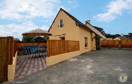 G&icirc;te n&deg;22G140635 Plourivo - C&ocirc;tes d'Armor - cour priv&eacute;e