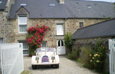 G&icirc;te n&deg;22G520613 Lancieux - C&ocirc;tes d'Armor - Cour pouvant accueillir 2 voitures