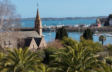 Vue unique de la véranda salle à manger sur le port de Loguivy-de-la-mer et l'île de Bréhat. Gîte n°22G140384 Ploubazlanec - Côtes d'Armor - Vue unique de la véranda salle à manger sur le port de Loguivy-de-la-mer et l'île de Bréhat.