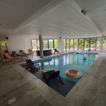 Ouverture de la piscine baignée par la lumière du matin Ouverture de la piscine baignée par la lumière du matin