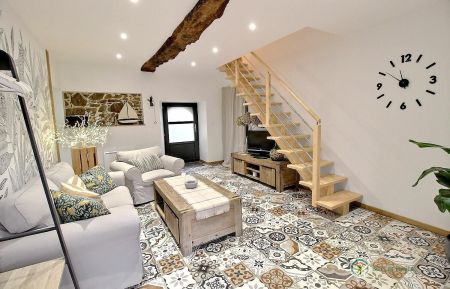 G&icirc;te n&deg;22G161009 Saint-Gilles-les-Bois - C&ocirc;tes d'Armor - le salon depuis la porte d'entr&eacute;e du g&icirc;te
