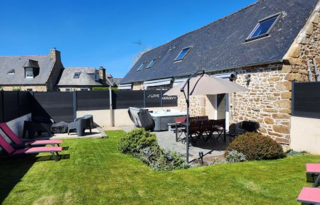 Venez profiter d'un jardin privatif composé d'une grande étendue de pelouse, terrasse équipée d'un SPA 5 places, douche extérieure chaude, d'un store ban élect, grande table 8P, salon, barbecue, brazero et chaises longues pour votre détente dans le calme et la tranquillité. Gîte n°22G131718 Trélévern - Côtes d'Armor - Venez profiter d'un jardin privatif composé d'une grande étendue de pelouse, terrasse équipée d'un SPA 5 places, douche extérieure chaude, d'un store ban élect, grande table 8P, salon, barbecue, brazero et chaises longues pour votre détente dans le calme et la tranquillité.
