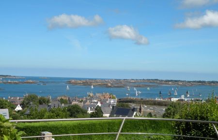 Jardin clos avec vue panoramique sur l'archipel de Bréhat. Gîte n°22G140911 Ploubazlanec - Côtes d'Armor - Jardin clos avec vue panoramique sur l'archipel de Bréhat.