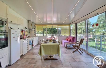 G&icirc;te n&deg;22G150204 Br&eacute;lidy - C&ocirc;tes d'Armor - Vue cuisine, depuis salon