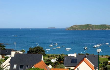 G&icirc;te n&deg;22G131706 Tr&eacute;l&eacute;vern - C&ocirc;tes d'Armor - le hameau de Port l'Epine avec vue sur les &icirc;les