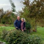 Notre jardin potager familial d?environ 7000 m&sup2; est avant tout vivrier.Nous avons fait le choix d?y cultiver une multitude de l&eacute;gumes, de fruits, communs ou originaux, adapt&eacute;s a? nos conditions de culture locales. Ainsi les choux, salades, tomates et concombres c&ocirc;toient les kiwai?s, caseilles, kiwano et aprium entre autres. Les fleurs mellif&egrave;res, nectarif&egrave;res sont aussi tr&egrave;s pr&eacute;sentes. Si vous le souhaitez, nous serons ravis de vous accueillir pour une visite guid&eacute;e de notre jardin.