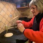 joelle qui prepare a la bilig les crepes 